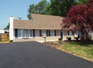 43 Vermilion Ln, Levittown, PA 19054