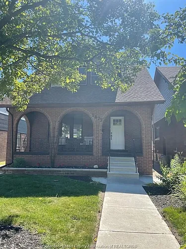 1677 Victoria Ave Photo 1