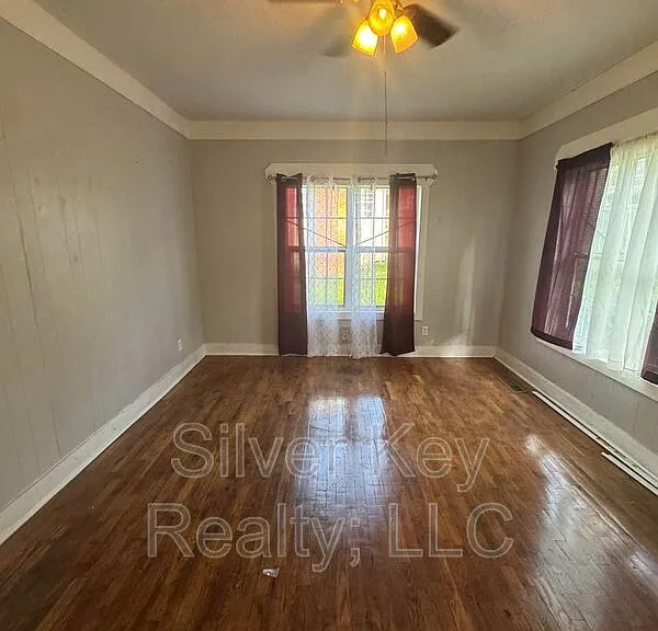 212 S Jackson St — Photo 7