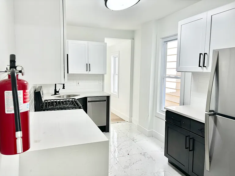 181 Washington St — Photo 6
