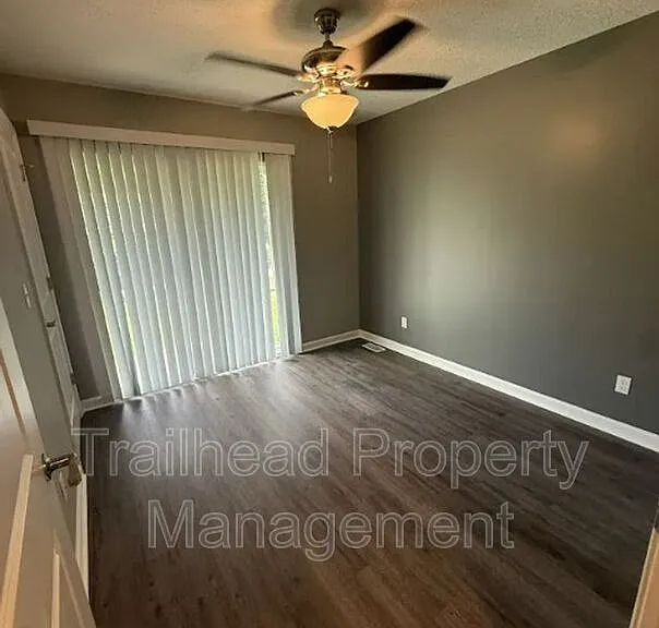 605C S Hillcrest St — Photo 9