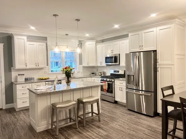 10 Wildwood Ln #B, Sagamore Beach, MA 02562