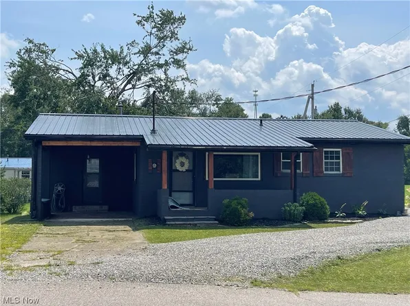 4564 School House Rd, Belpre, OH 45742