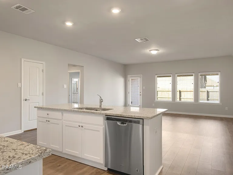 200 S Lakepointe Dr — Photo 8