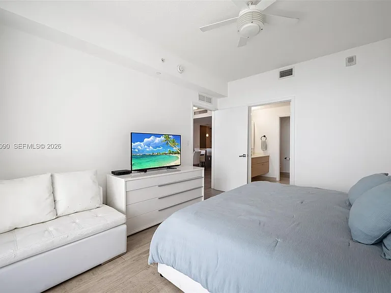 600 NE 27th St #1402 — Photo 14