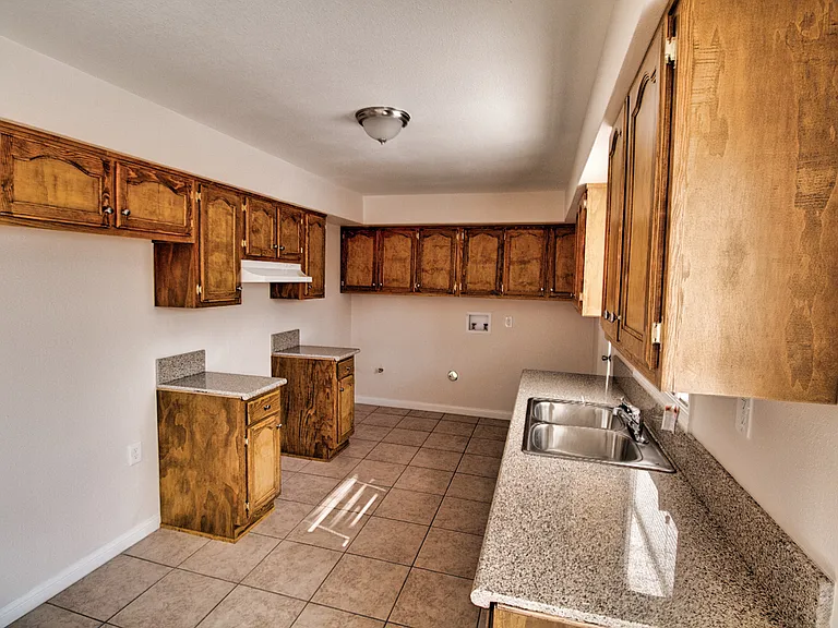 515 Stepney St #1 — Photo 4