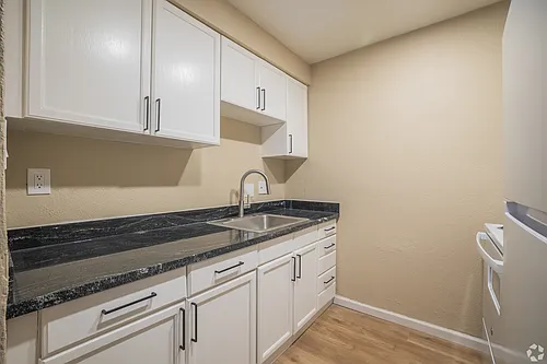 Oakridge Apartments Photo 1