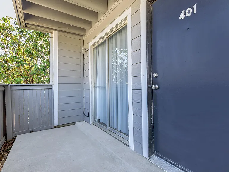 Huntington Hollow Apartments — Photo 25