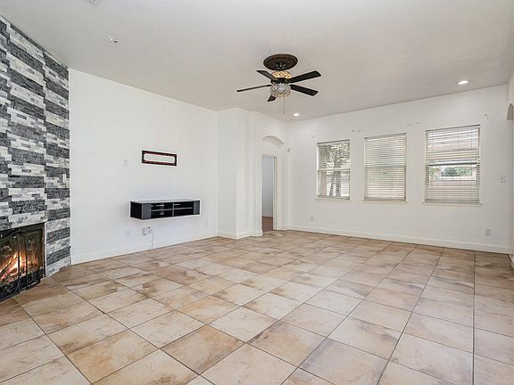 4th image of 601 Valencia Dr