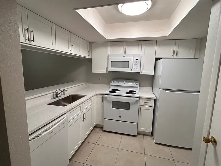 1918 Crystal Grove Dr #1918 — Photo 6
