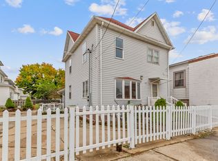 611 W 5th St, Waterloo, IA 50702