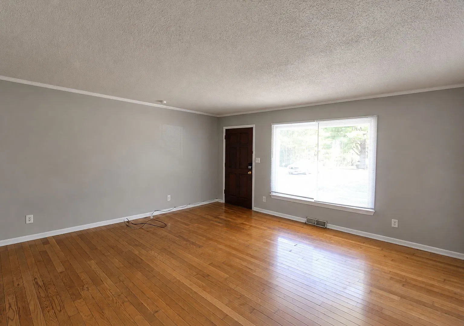 Pet-Friendly 4-Bedroom Home with Fenced Yard & Covered Back Porch — Photo 4