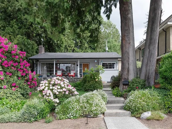 322 E 25th St, North Vancouver, BC V7N 1A3