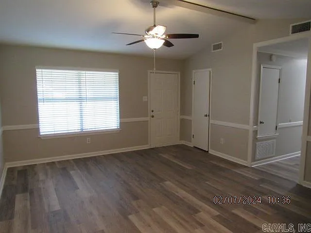 3 bed, 2.0 bath, 1396 sqft, $1,350 — Photo 3