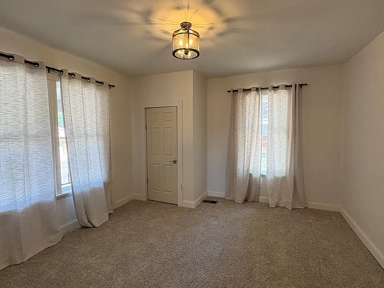 2571 Jackson Ave — Photo 6
