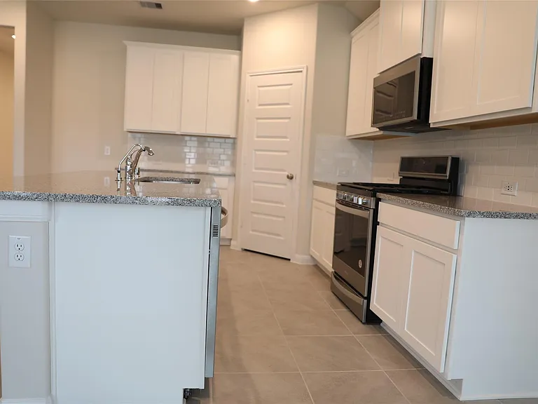 523 Ellwood Ter — Photo 5