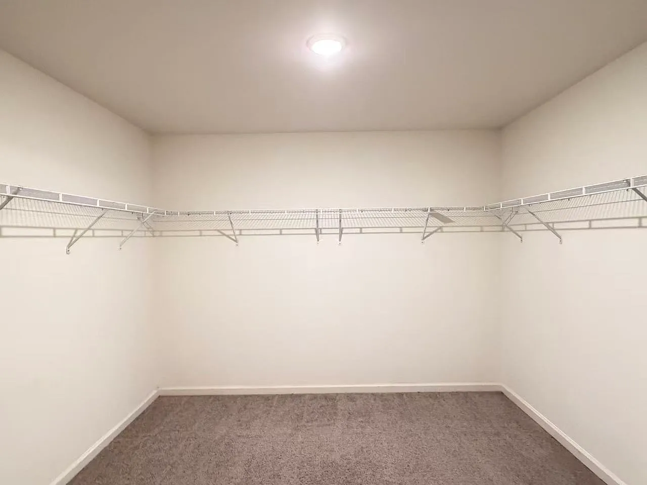 4 bed, 2.5 bath, 2300 sqft, $2,050 — Photo 4