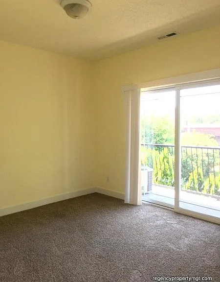 561 NE Roberts Ave — Photo 10