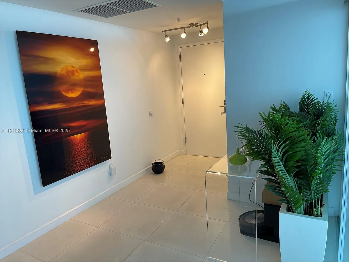 Building Photo - 335 Biscayne Blvd #1209