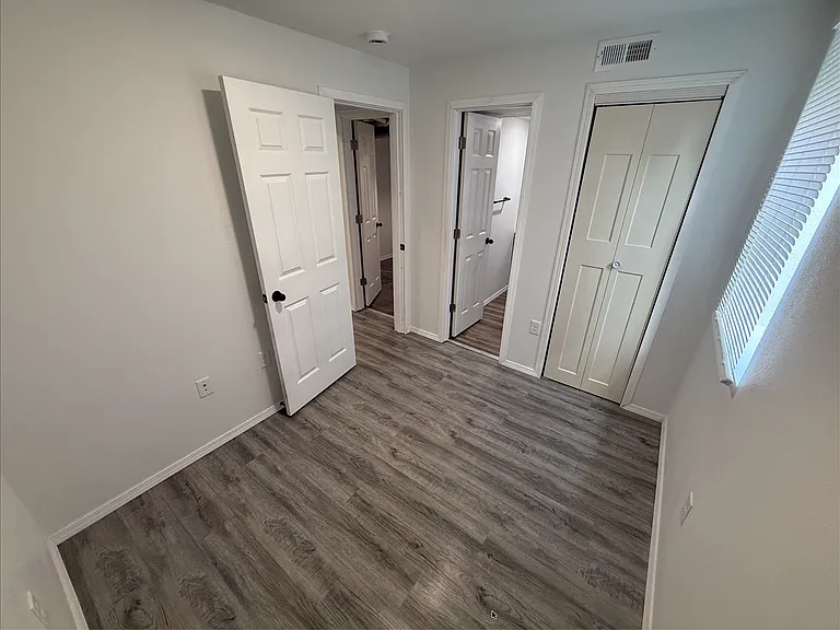323 Seward Ave — Photo 18