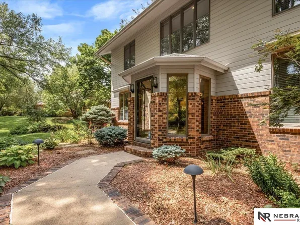 1222 N 101st Cir, Omaha, NE 68114