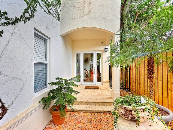 3rd image of 2940 Louise St #2940