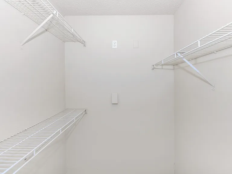 1 bedroom/1 bathroom closet