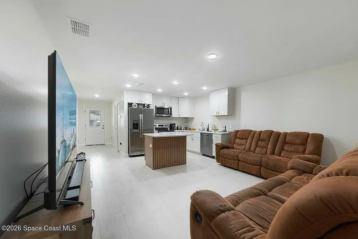 3 bed, 1170 sqft, $1,995 — Photo 4