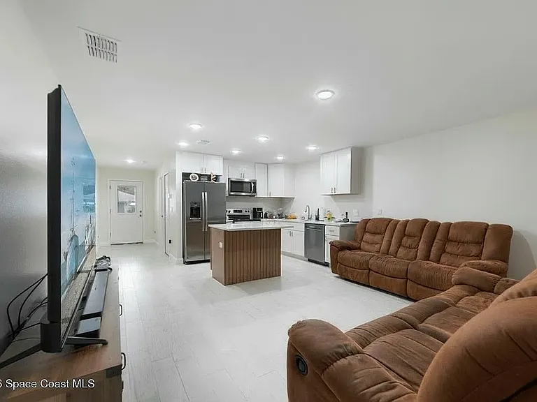 95 W Towne Pl — Photo 4