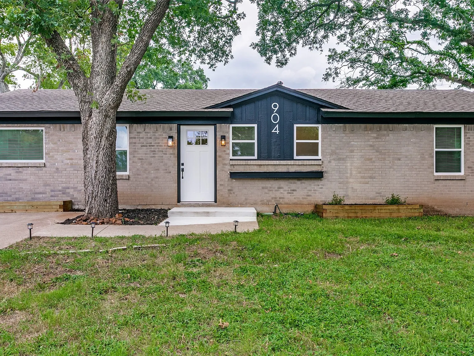 3 bed, 2.0 bath, 1309 sqft, $2,250 — Photo 2