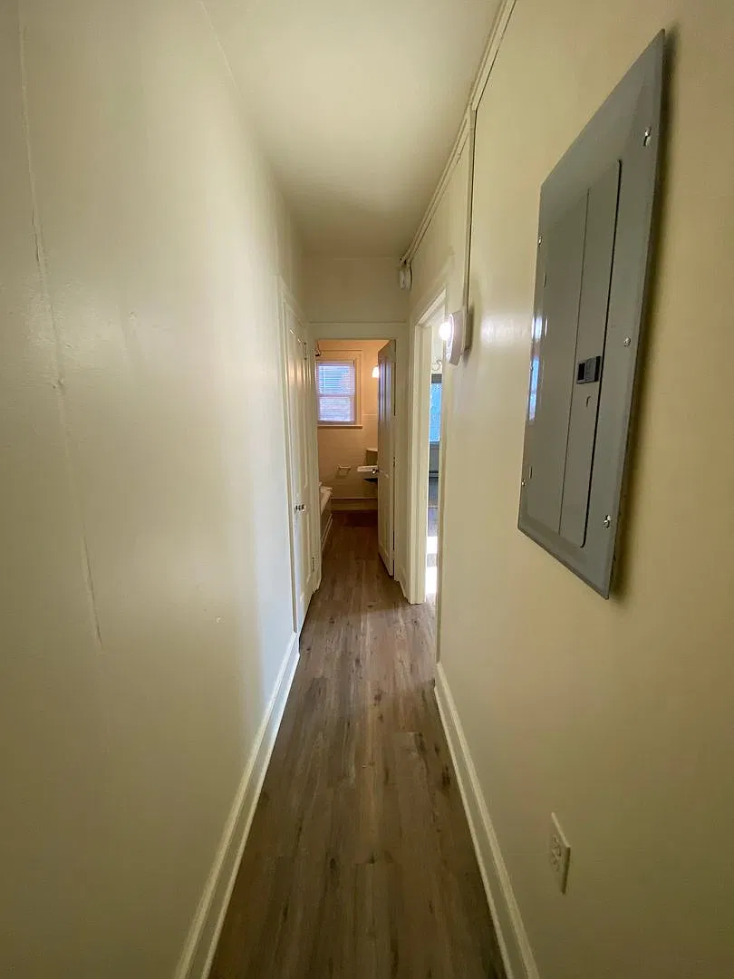 516 W James St — Photo 3