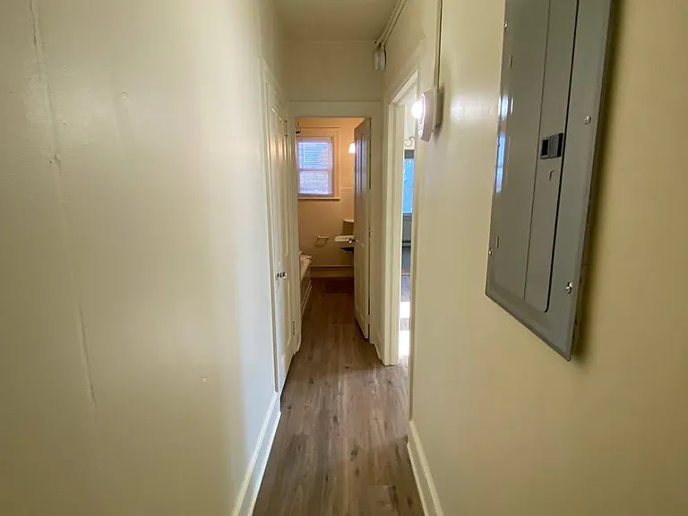 516 W James St — Photo 3