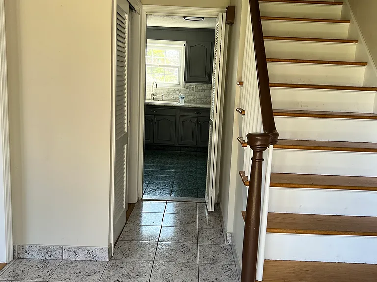98 Kirkwood Rd — Photo 2
