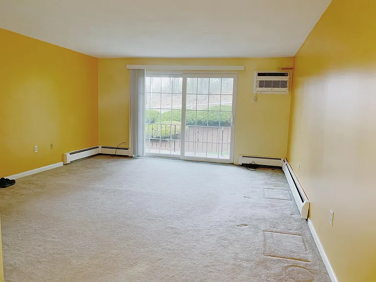 28 Williamsburg Ct #14 — Photo 4