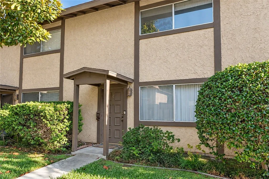 2 bed, 1.5 bath, 1025 sqft, $2,999 — Photo 2