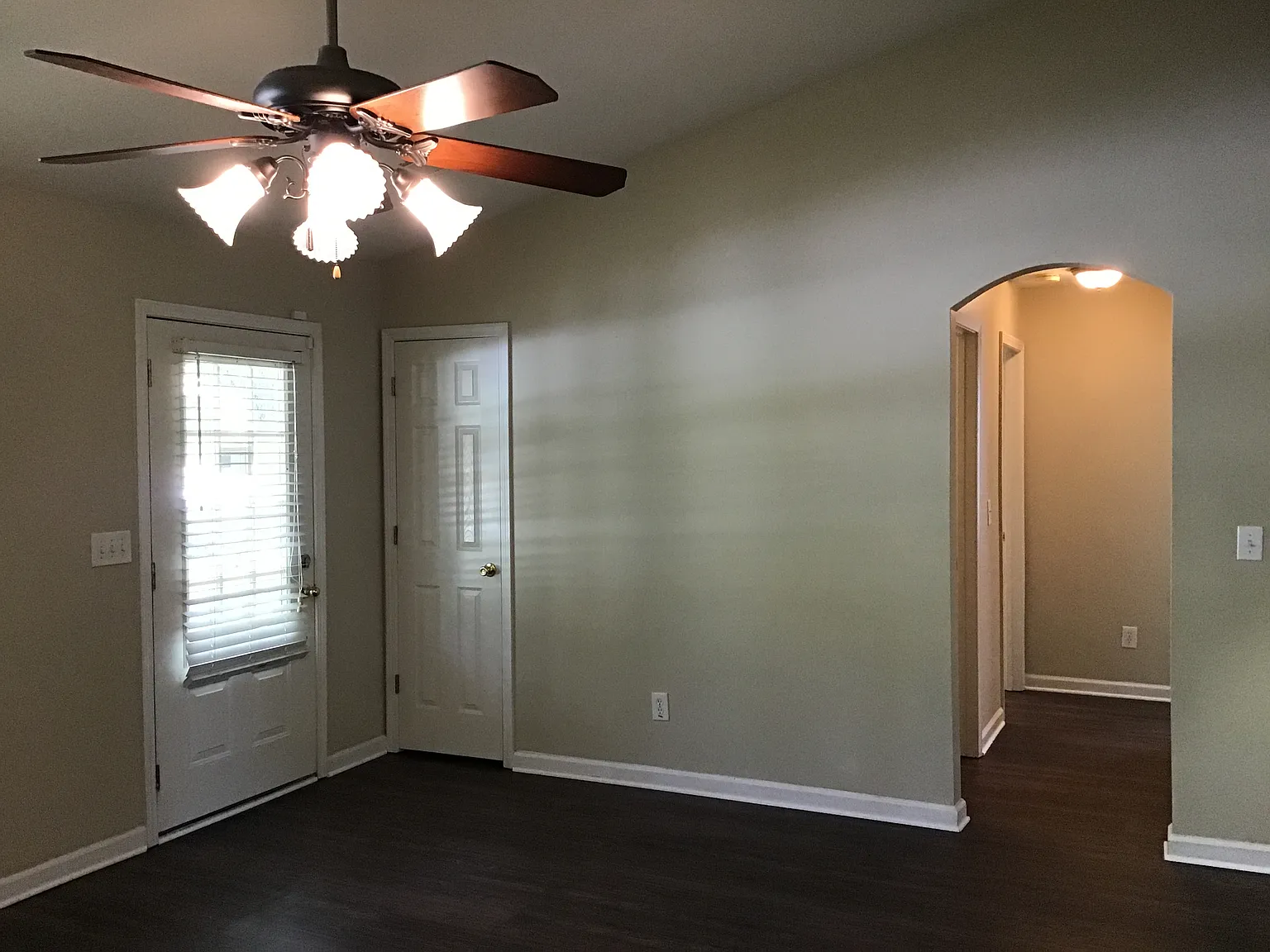 3 bed, 2.0 bath, 1446 sqft, $1,945 — Photo 2