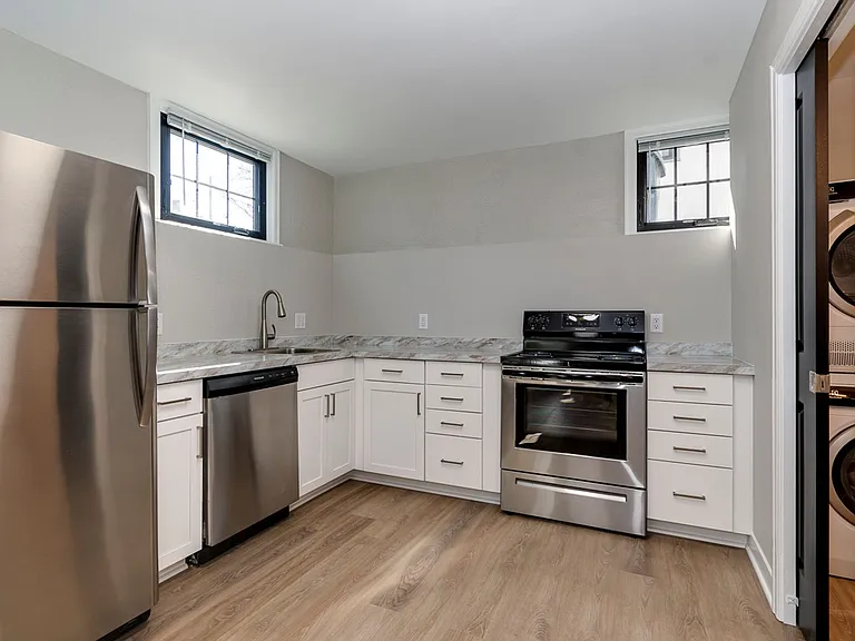 822 W Lakeside St — Photo 17