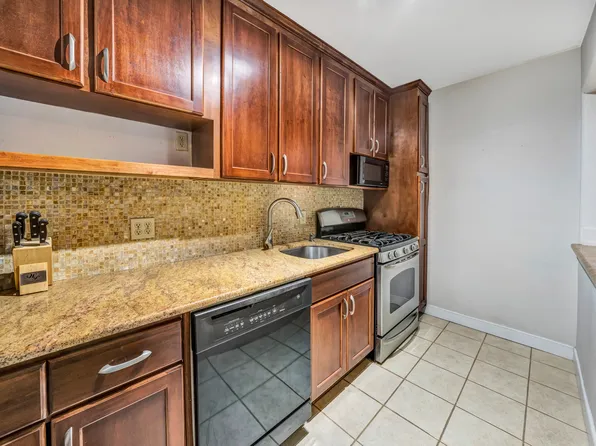 345 East 52nd Street image 2 of 8