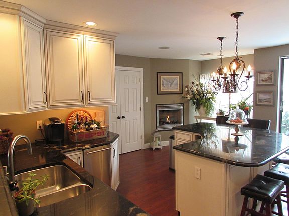 Kitchen,
Balcony straight ahead
Powder room to the left