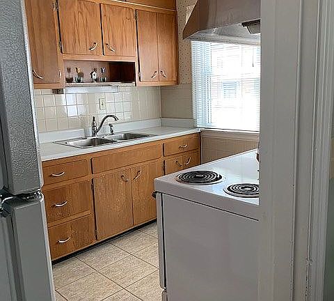 3rd image of 1436 Dyer St