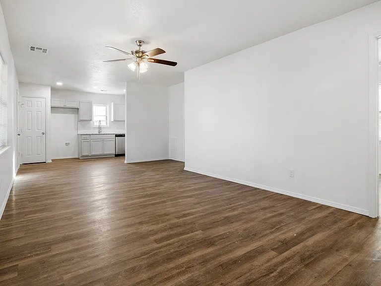 607 W Wisconsin Ave — Photo 3