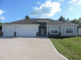 808 SE Sparrow Ct, Blue Springs, MO 64014