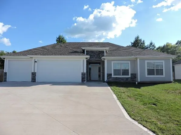 808 SE Sparrow Ct, Blue Springs, MO 64014