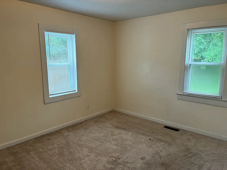 827 Banks Ave — Photo 6