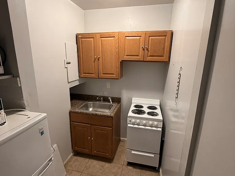 152 S 13th Ave #1E — Photo 2