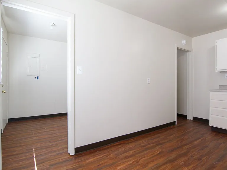 911 Parkview Ave — Photo 5