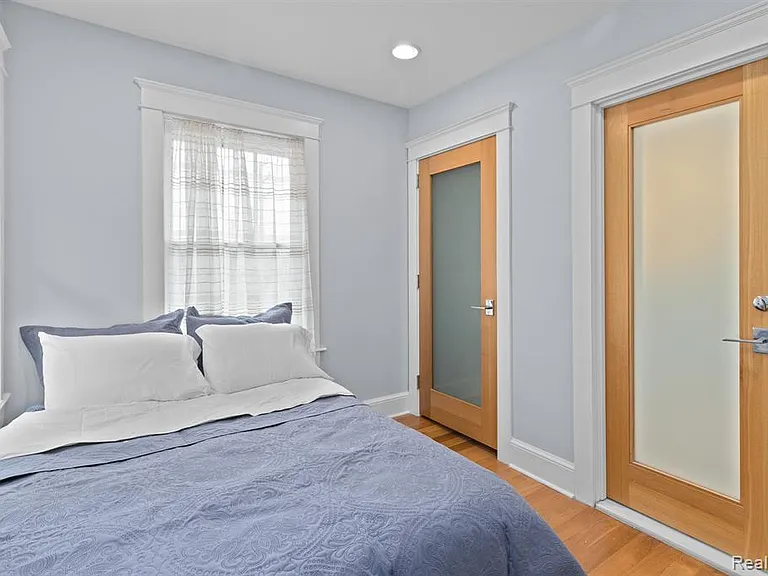 370 E Grand Blvd — Photo 20