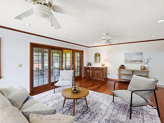 5th image of 322 Sprucewood Dr