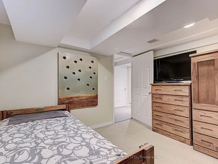 884 Royal York Rd — Photo 23