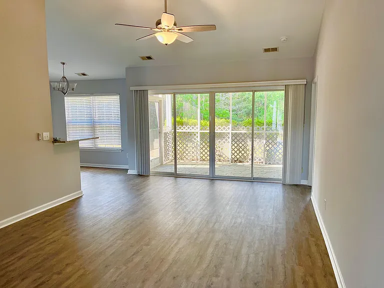 4996 Southgate Pkwy — Photo 2
